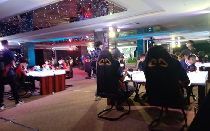 Bất chấp lệnh cấm, gần trăm người vẫn tụ tập ở Đà Nẵng để tổ chức giải PUBG