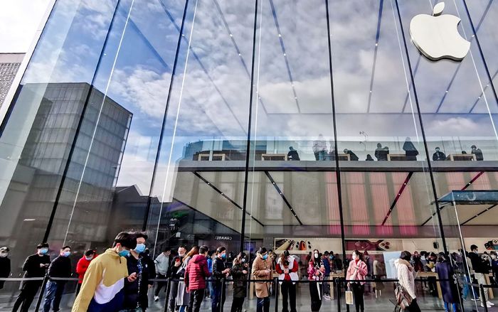iFan Trung Quốc nô nức xếp hàng vào Apple Store sau nhiều ngày đóng cửa vì COVID-19