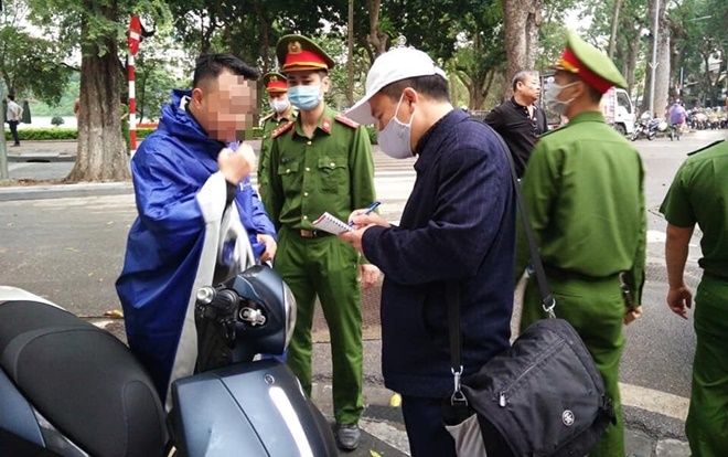 Xử phạt 4 trường hợp cố tình không đeo khẩu trang khi ra đường