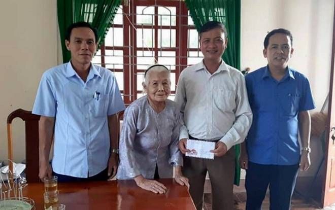 Xúc động cụ già gần 90 tuổi đạp xe đến điểm cách ly xin ủng hộ tiền chống dịch COVID-19