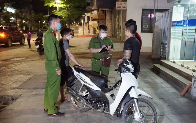 42 người ở Hạ Long bị đưa về khu tập trung vì ra đường sau 22h không lý do