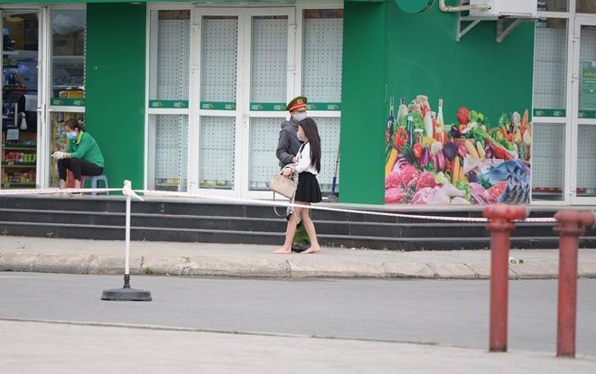 Ngủ qua đêm tại nhà bạn, cô gái bật khóc định bỏ trốn khỏi nơi có người nghi nhiễm COVID-19