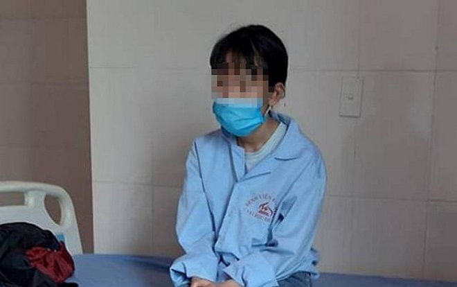 Clip: Nữ sinh lớp 9 bị đánh hội đồng đến nhập viện do nói xấu nhau