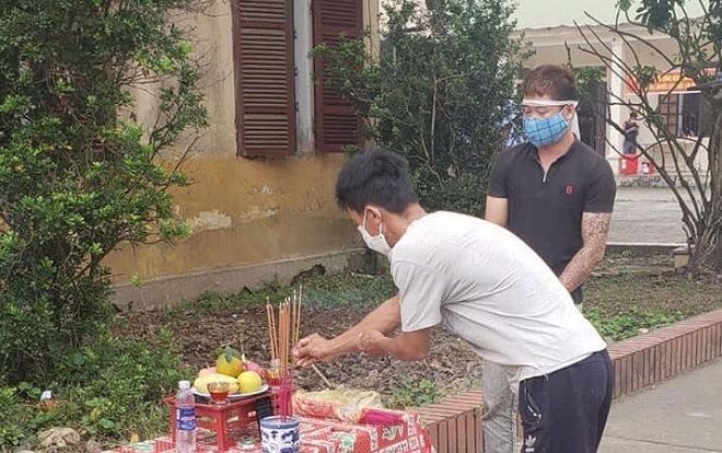 Nam thanh niên đau đớn lập bàn thờ bố trong khu cách ly