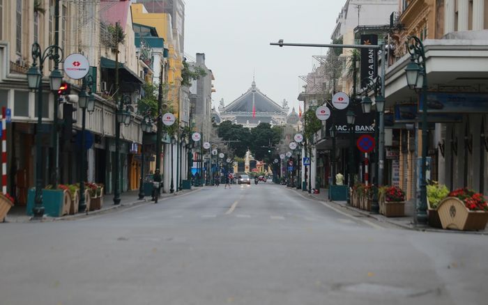 Đường phố Hà Nội vắng lặng trong ngày đầu 'cách ly toàn xã hội'