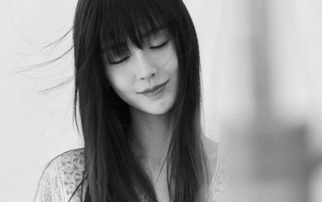 Angelababy thu hút ánh nhìn với bờ vai trần trắng ngần gợi cảm trong loạt ảnh mới