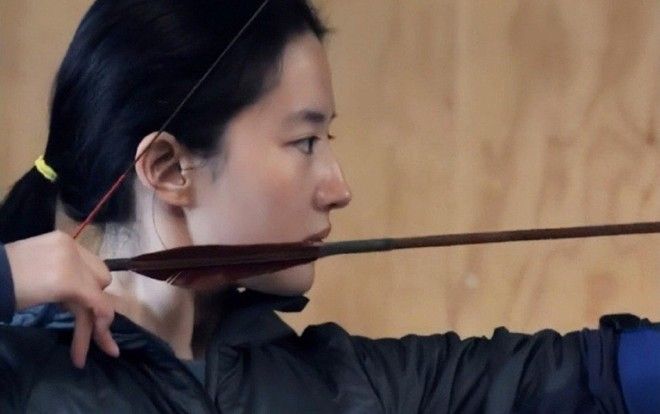 Góc nghiêng của Lưu Diệc Phi được dân mạng hết lời khen ngợi trong loạt ảnh tập luyện bắn cung cho 'Hoa Mộc Lan'
