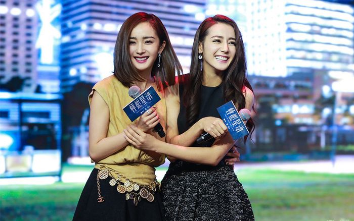 Dương Mịch phá tan tin đồn bất hòa với Địch Lệ Nhiệt Ba bằng câu thổ lộ ngọt ngào: 'Địch béo của tôi ơi!'