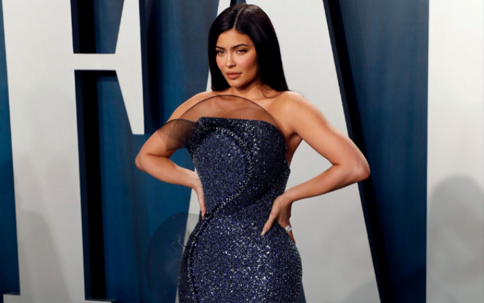 Sau khi quyên góp 1 triệu USD, Kylie Jenner tiếp tục sản xuất nước rửa tay khô vì dịch Covid 19