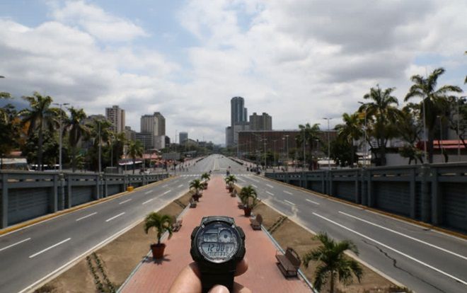 Phong tỏa giữa đại dịch COVID-19, cả thế giới im phăng phắc giữa 12h trưa