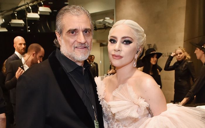 Lady Gaga ngượng chín mặt khi bố ruột lên mạng xin tiền quyên góp mùa bệnh dịch