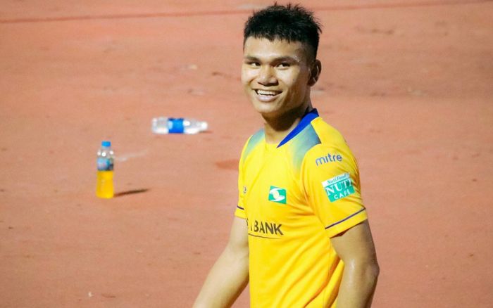 Hậu vệ ĐT Việt Nam bị mất thú cưng, lo lắng đi tìm giữa đêm mưa lạnh