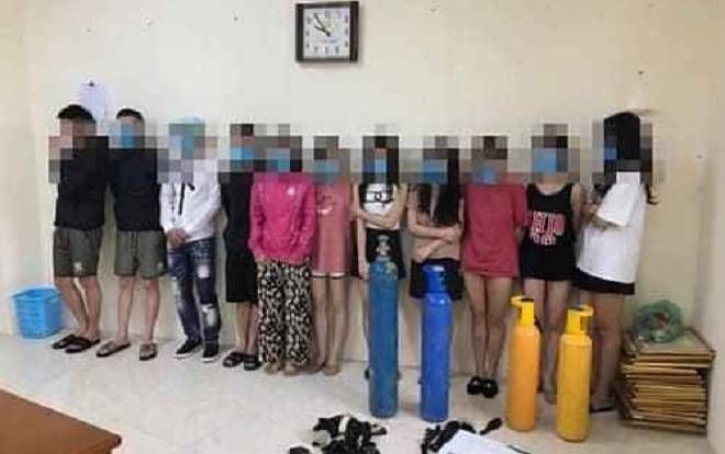 Bất chấp lệnh cấm giữa dịch COVID-19, quán karaoke mở tiệc sinh nhật cho khách mang bóng cười