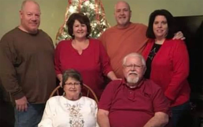 Mất cả bố mẹ lẫn em trai vì COVID-19, người phụ nữ gạt lệ cầu nguyện cho chồng