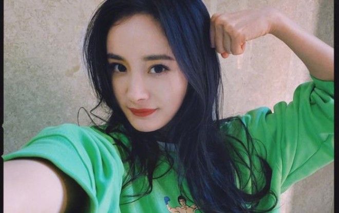 Lần đầu xuất hiện sau thời gian tránh dịch, Dương Mịch khéo léo khoe thân hình và đôi chân dài