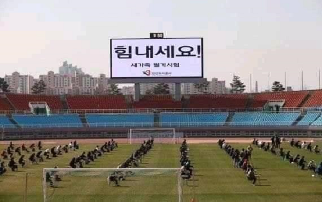 Cách học sinh Hàn Quốc làm bài thi giữa mùa dịch COVID-19