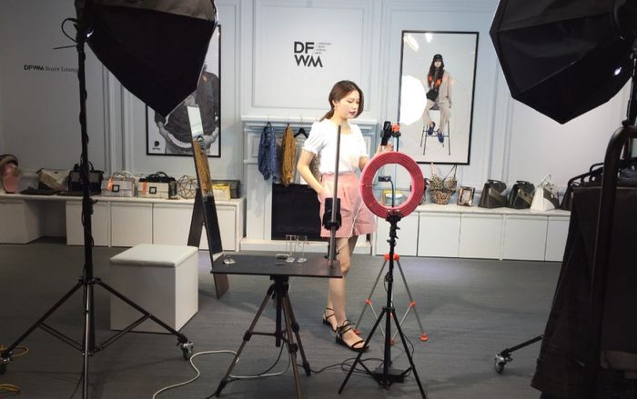 Người Trung Quốc đổ xô mua sắm qua livestream trong mùa đại dịch COVID-19