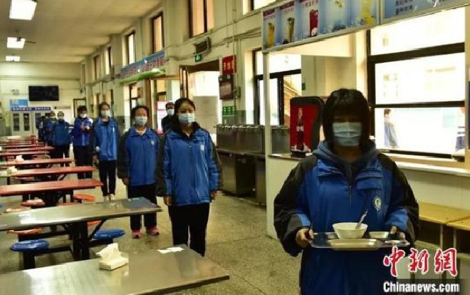 Học sinh cuối cấp tại Trung Quốc quay trở lại học tập, siết chặt mọi quy định trong nhà trường để phòng dịch