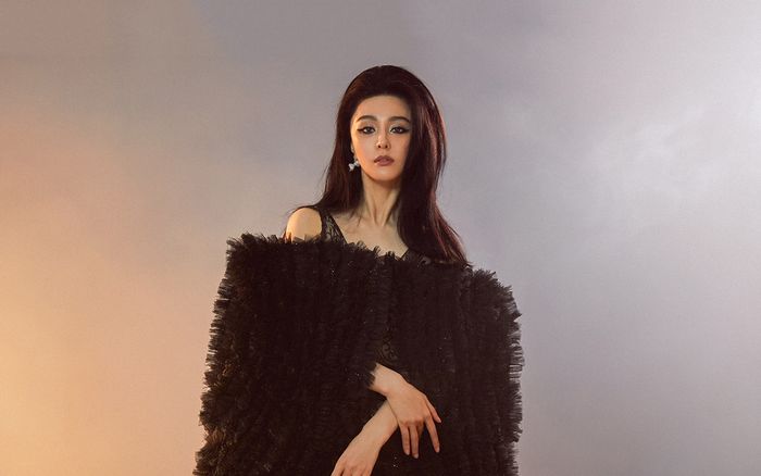 Phạm Băng Băng đẹp xuất thần trong chiếc đầm 80.000 USD của NTK Việt trên tạp chí Anh