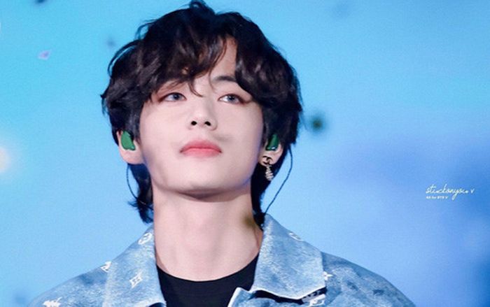 Chia sẻ cách giải trí khi ở nhà chống dịch nhưng các fan lại chú ý đến điểm đặc biệt này của V (BTS)