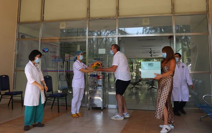 Bệnh nhân người Anh rưng rưng cảm ơn bác sĩ bằng tiếng Việt vào ngày xuất viện