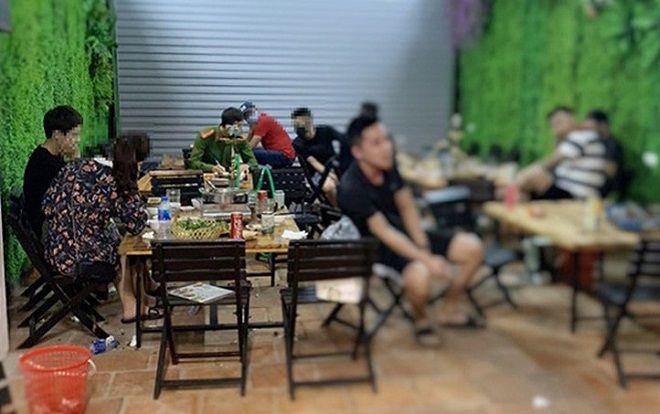 Khép cửa tầng 1, chủ quán lẩu ếch mở cửa tầng 3 cho khách đến ăn nhậu bất chấp lệnh cấm