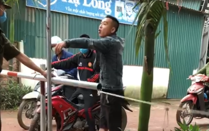 Tạm giữ hình sự nam thanh niên cầm mũ cối tấn công 2 người bị thương khi bị nhắc nhở đeo khẩu trang phòng dịch COVID-19