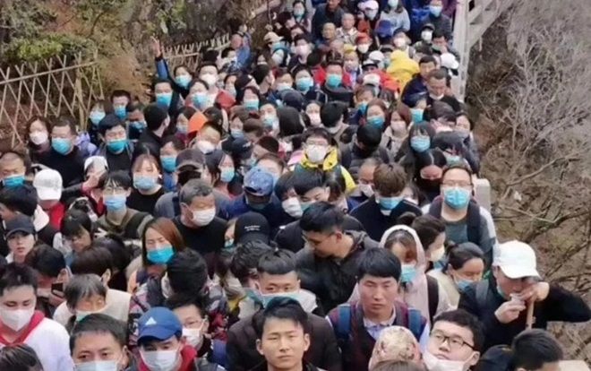 Cảnh tượng dòng người nối dài chen chân trong công viên Trung Quốc dù dịch bệnh mới tạm lắng