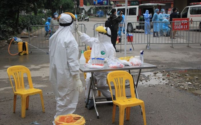 Hàng xóm và chị dâu của bệnh nhân số 243 dương tính với virus SARS-CoV-2