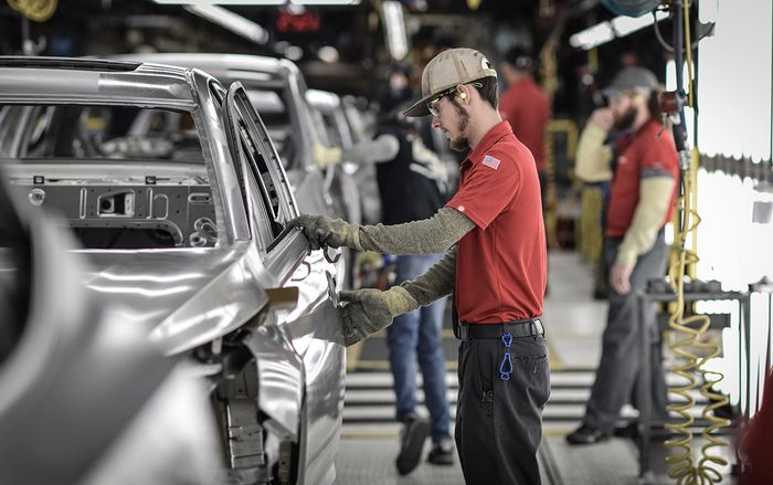 Các ông lớn sản xuất xe hơi rục rịch sa thải hàng chục nghìn nhân sự vì COVID-19