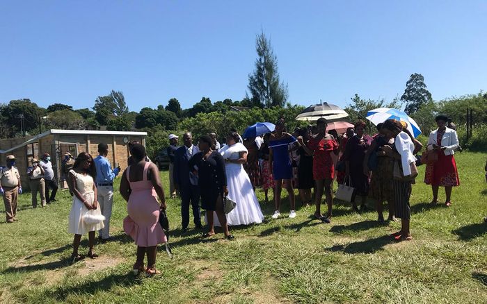 Cưới chui mùa COVID-19, cô dâu chú rể cùng khách mời bị 'hốt' lên đồn