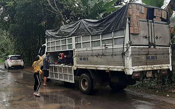14 người gồm cả trẻ em và người già trốn trong thùng xe tải né chốt kiểm dịch để về quê dự đám tang