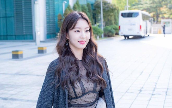 Vợ tài tử quốc dân So Ji Sub cuốn hút với style thời trang tươi trẻ quyến rũ