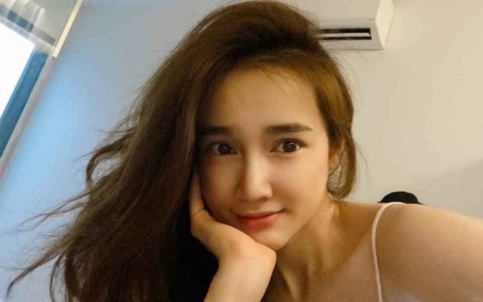 Nhã Phương than thở mất ngủ và đầu tóc bù xù, ai ngờ nhan sắc vẫn rạng rỡ thế này