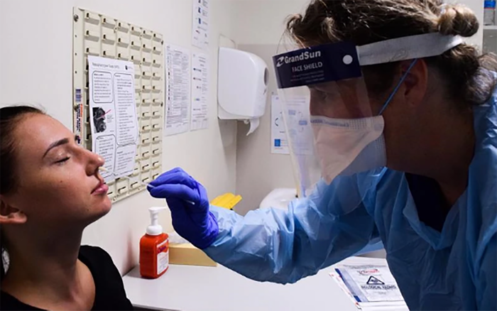 Bác sĩ trên tuyến đầu chống dịch COVID-19 ở Úc: 'Chúng tôi không đói, chúng tôi cần khẩu trang'