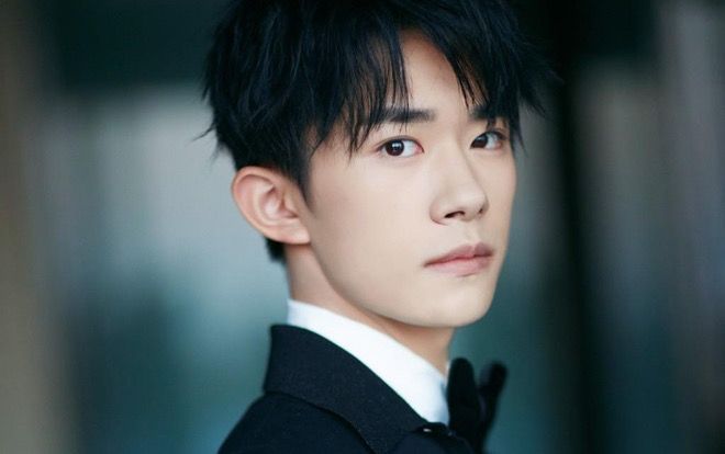 Xuất hiện trên bìa tạp chí ELLE số mới nhất, Dịch Dương Thiên Tỉ 'nối gót' đàn anh Ngô Diệc Phàm hoàn thành Thập đại tạp chí