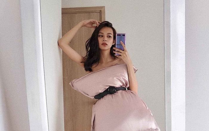 Phí Phương Anh quấn gối làm váy, tự tin tạo dáng khi ngồi yên tại nhà vì tổ quốc