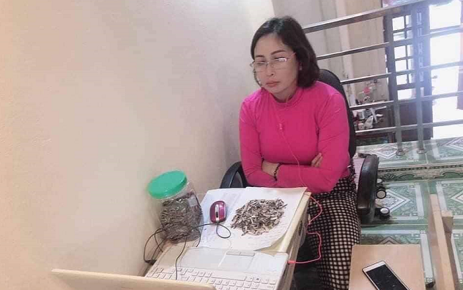 Có mẹ làm giáo viên, nữ sinh 'dở khóc dở cười' với chuyện dạy học online mùa dịch COVID-19