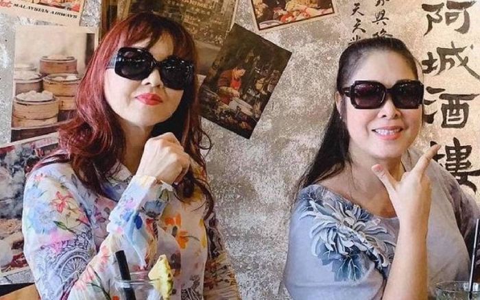 NSND Hồng Vân đăng hình cực 'xì tin' với bà sui gia, tiết lộ người này là bạn thân 40 năm