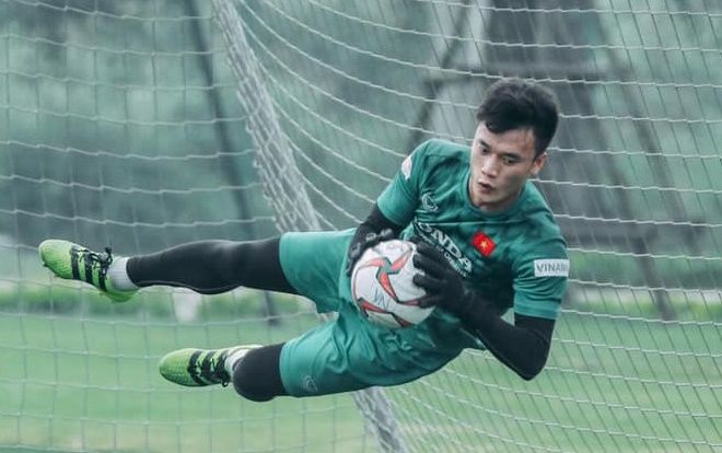 Fans phát hiện Bùi Tiến Dũng ăn tối cùng bạn gái