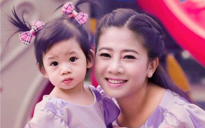 Con gái Mai Phương được đưa về nhà để soạn đồ sau khi mẹ qua đời, chuẩn bị cho cuộc sống mới
