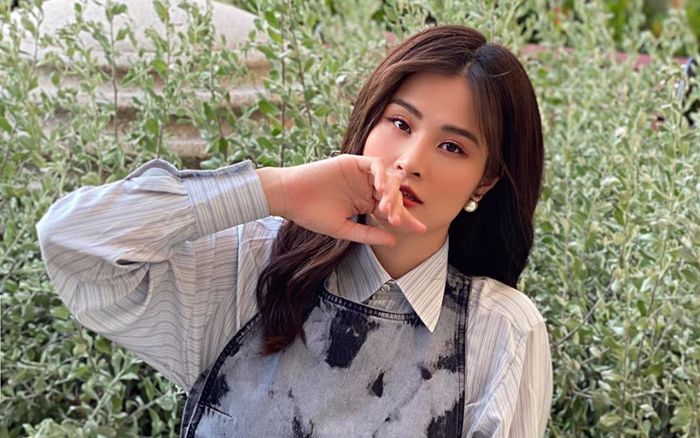 Diện quần short, mặc áo yếm, Đông Nhi được khen trẻ trung như gái 18