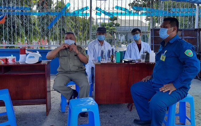 Chốt kiểm dịch COVID-19 tại TP. HCM đưa 2 người Trung Quốc sốt 39 độ đi cách ly