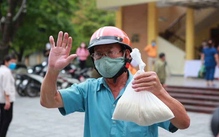 Người nghèo xếp hàng chờ nhận gạo miễn phí ở cây ‘ATM’ đầu tiên tại Hà Nội