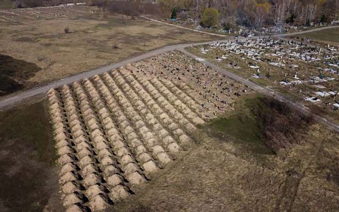 Mới có 13 ca nhiễm bệnh vì COVID-19, thành phố này đã đào sẵn hơn 600 để dọa người dân