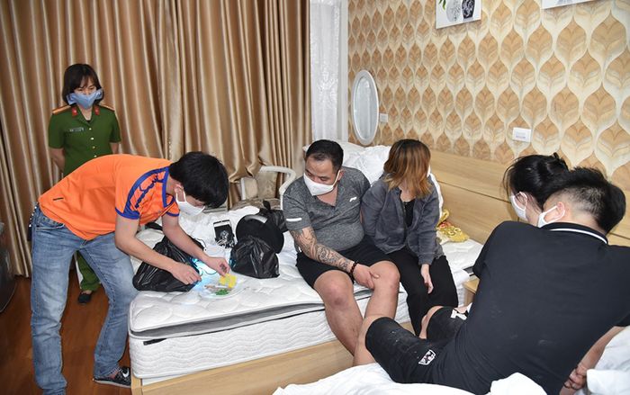 Hàng chục nam thanh nữ tú sử dụng ma tuý 'bay lắc' trong khách sạn bất chấp cách ly phòng dịch COVID-19