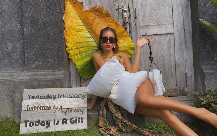 Minh Tú quyết tâm bắt trend lấy gối làm váy theo chuẩn siêu mẫu 'mặc cây nhà lá vườn' khiến nhiều người sốt xình xịch