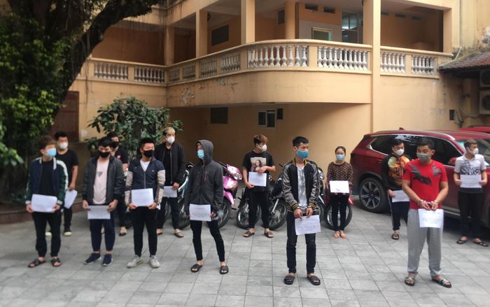 Tạm giữ hình sự 15 đối tượng nam nữ tổ chức đua xe ở hồ Hoàn Kiếm bất chấp lệnh cấm giữa đợt dịch COVID-19