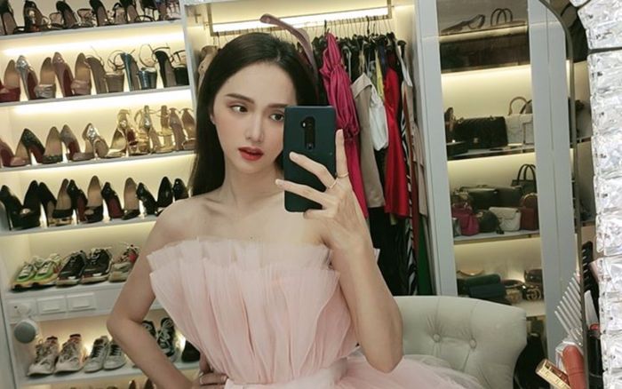 Hương Giang diện váy xoè bồng, trang điểm lộng lẫy chụp ảnh… trước khi đi ngủ