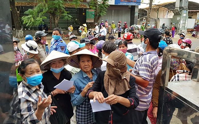 'ATM gạo' ở Huế tạm ngừng sau 1 ngày hoạt động vì dân tập trung quá đông, không đảm bảo giãn cách xã hội